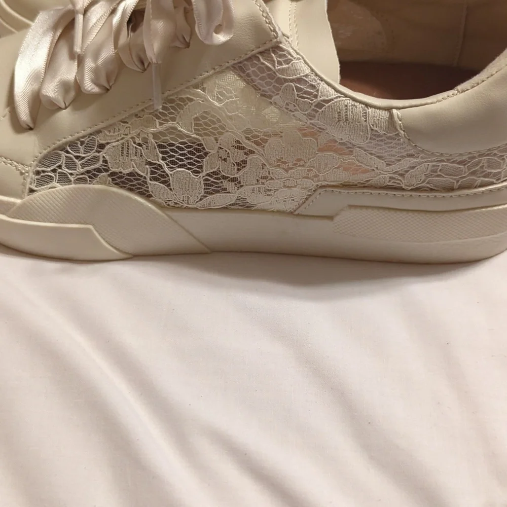 Dolce Vita Harrison Woman’s Ecru Lace Sneakers Size 9 Off White Satin Ribbon